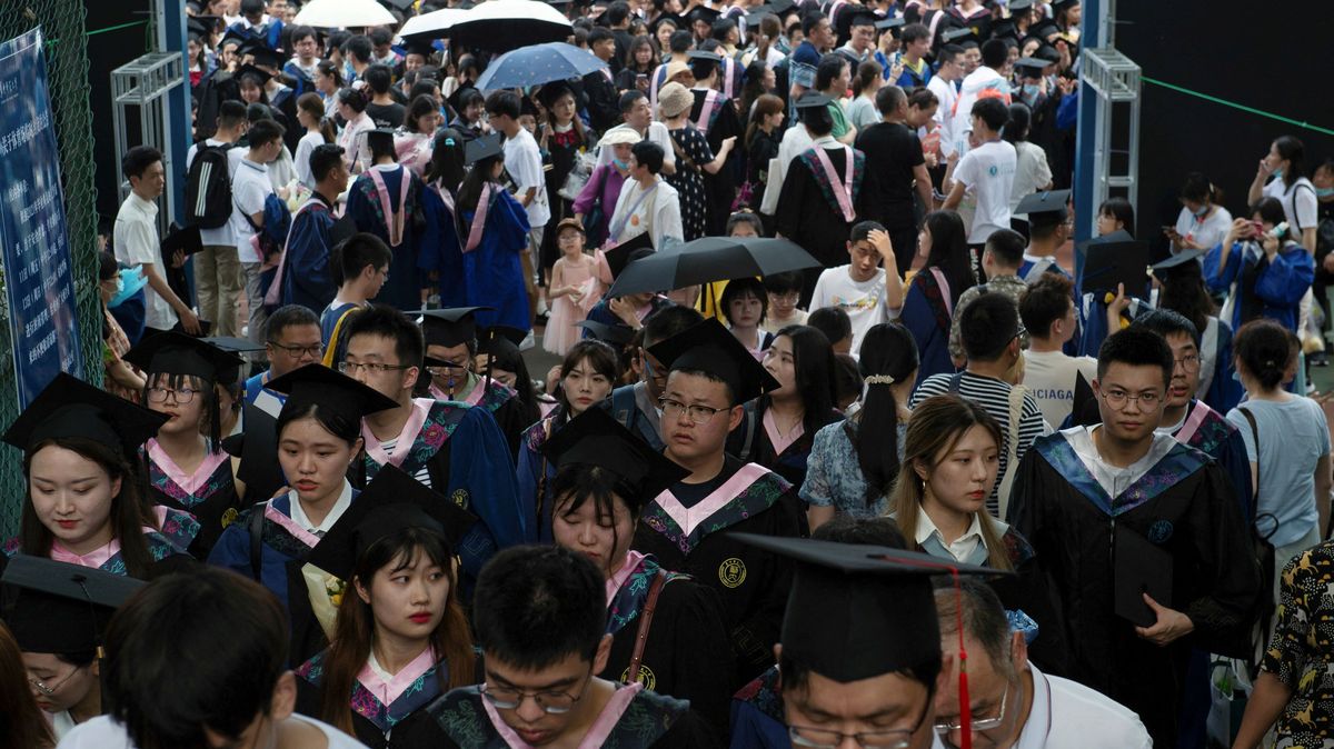 Čínu sužuje nezaměstnanost mladých, chce je poslat na venkov